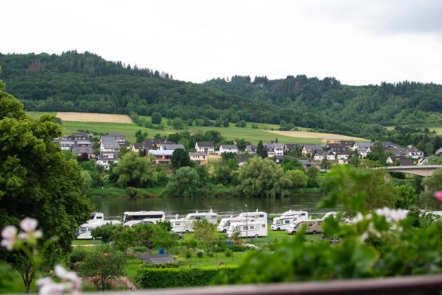 Отель Wein Und Gastehaus Marlene Pohl Kinheim Экстерьер фото